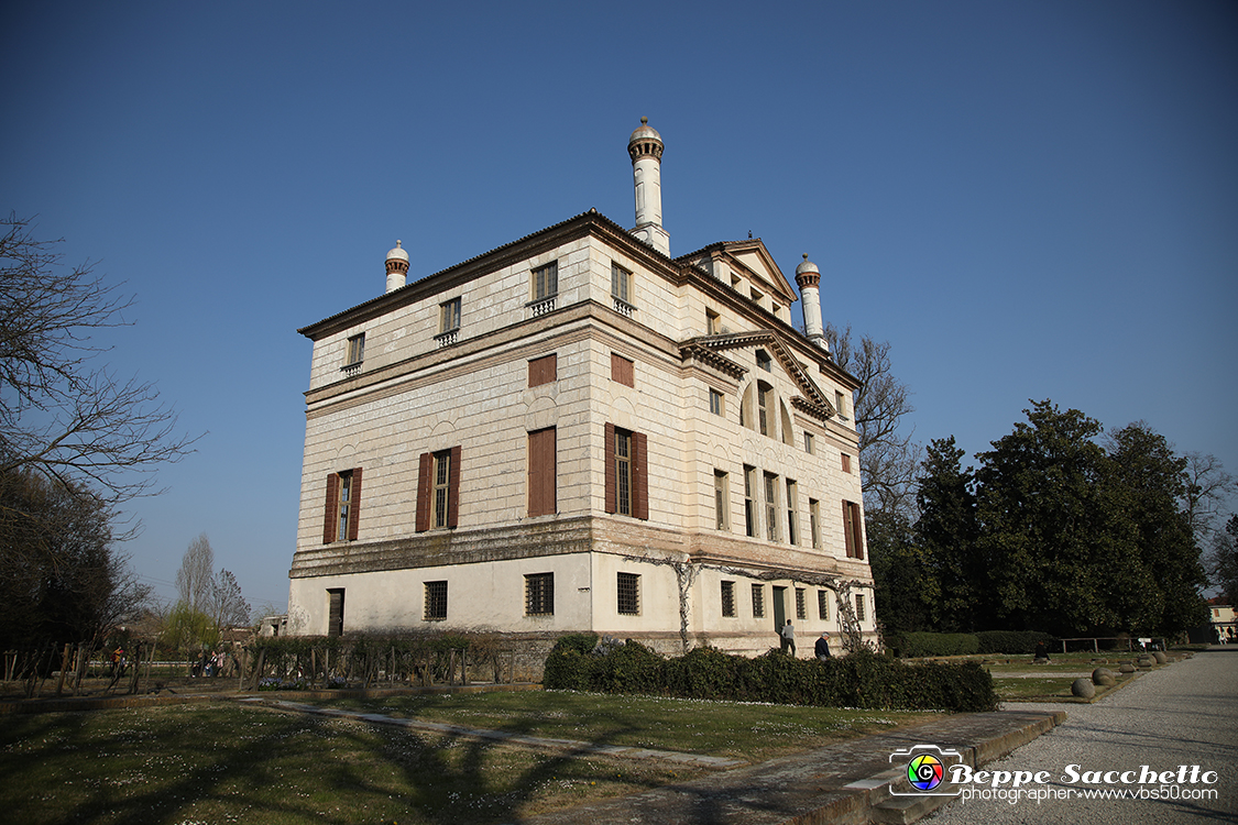 VBS_6968 - Villa Foscari detta La Malcontenta - Mira (Venezia).jpg - VILLA FOSCARI detta LA MALCONTENTA Villa veneta a Mira (Venezia) progettata da Andrea Palladio nel 1559 per i fratelli Nicolò e Alvise Foscari, appartenenti a una delle famiglie più potenti della Repubblica di Venezia. La residenza ha un carattere maestoso e imponente. L'edificio fu voluto da Nicolò Foscari (proprietario della celebre Ca' Foscari sul Canal Grande),